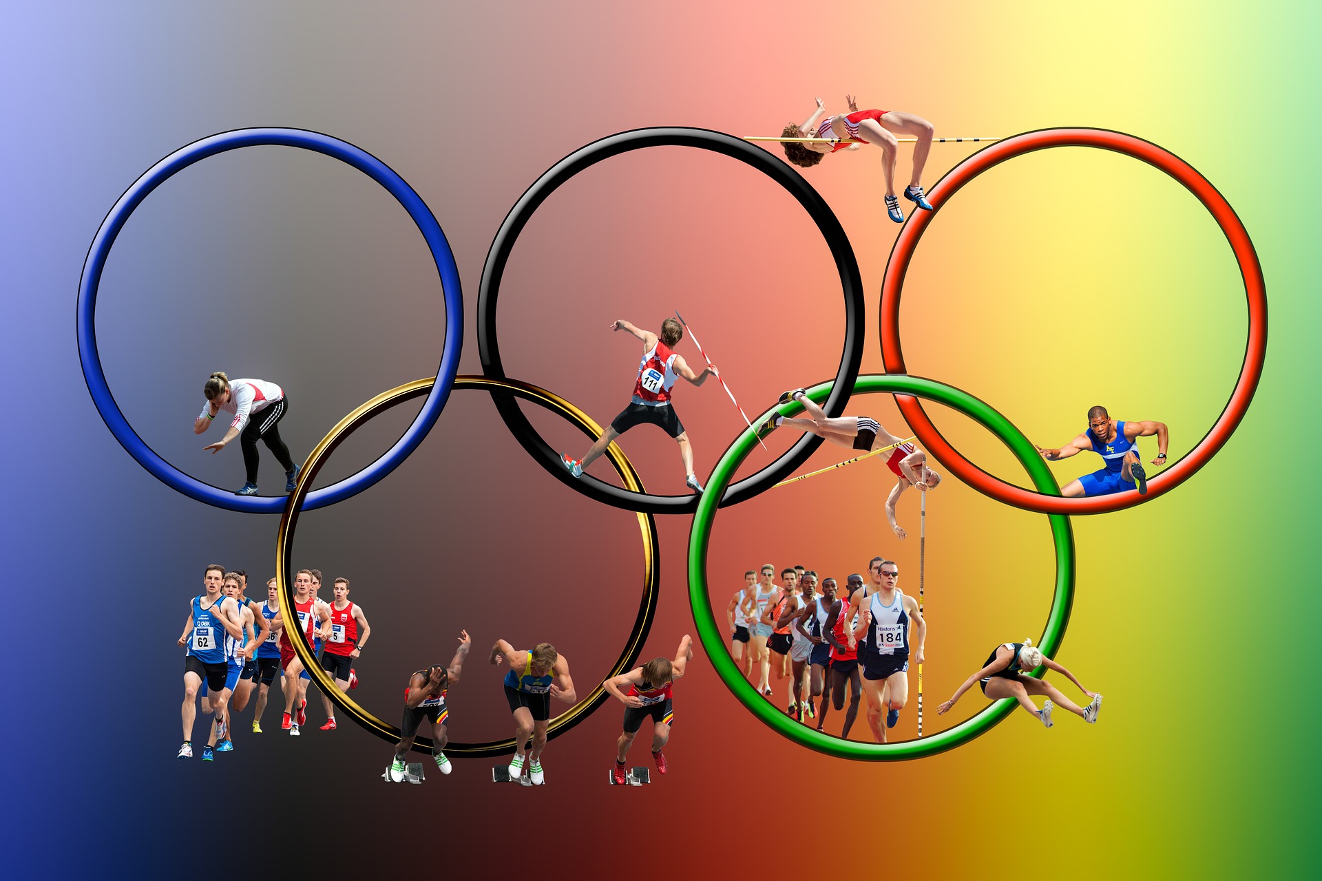 Die fünf Olympia-Ringe sind zu sehen. In den Ringen sind verschiedene Sportler und Sportlerinnen, die unterschiedliche olypische Sportarten ausführen.