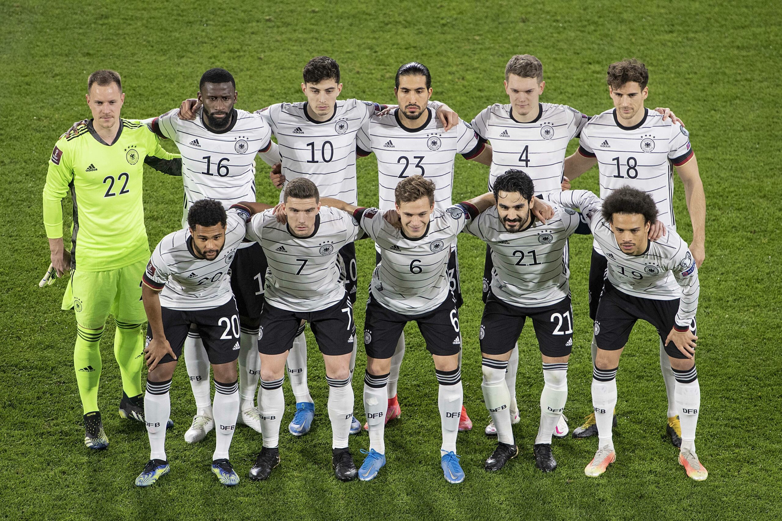 Foto der deutschen Fußballnationalmannschaft vor einem Fußballspiel. Die Spieler sind in zwei Reihen aufgestellt. Die hintere Reihe steht gerade, die vordere Reihe leicht gebückt.